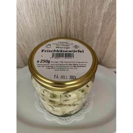 Frischkäsewürfel in Gewürzöl