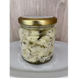 Frischkäsewürfel in Gewürzöl